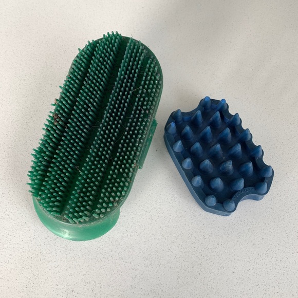 [Free If You Bundle $15+] Kong Nubby Zoom Groom ZoomGroom + Plastic Curry Brush - Picture 1 of 11